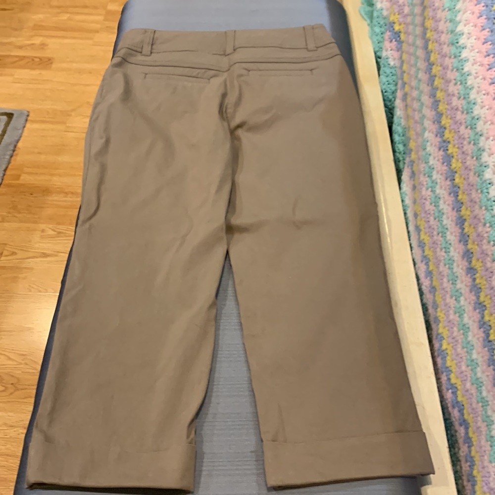 Style and Co taupe cargo Capri length pants, size 6. - Picture 6 of 7
